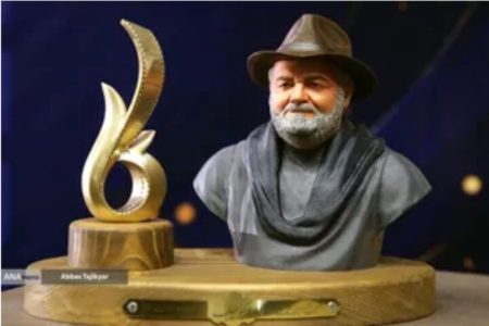 در نشست هفتمین جشنواره فیلم پرواز، از سردیس اکبر عبدی رونمایی شد